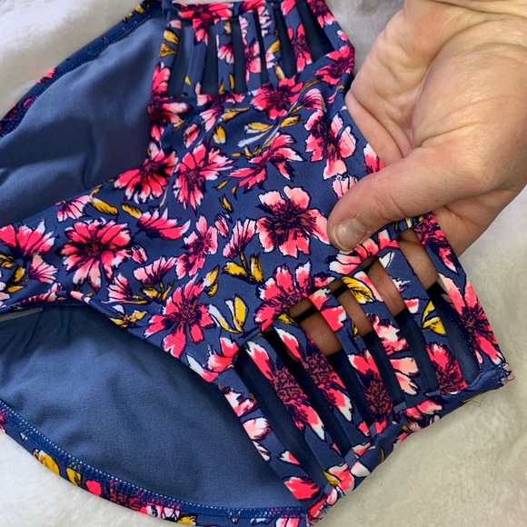 💋 *SOLD*HOST PICK 💋 Beautiful Bikini Bottoms - Picture 3 of 5